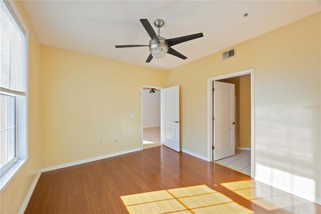 待售: $199,900 (2 贝兹, 2 浴室, 1089 平方英尺)