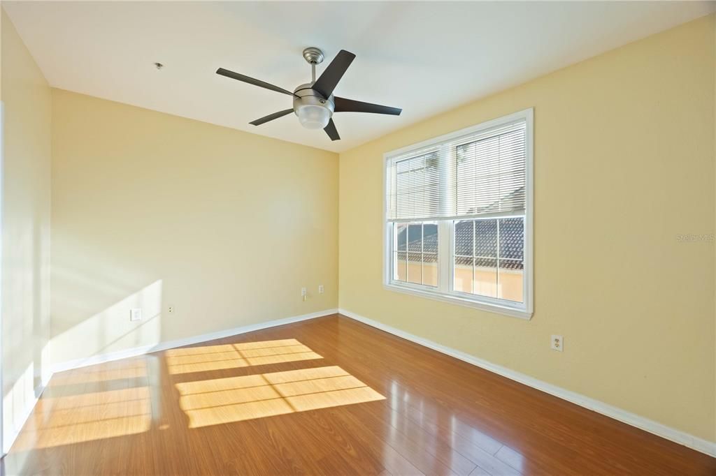 待售: $199,900 (2 贝兹, 2 浴室, 1089 平方英尺)