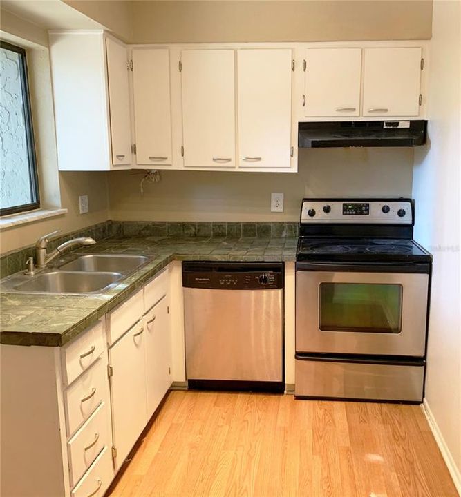 For Rent: $1,350 (2 beds, 1 baths, 768 Square Feet)