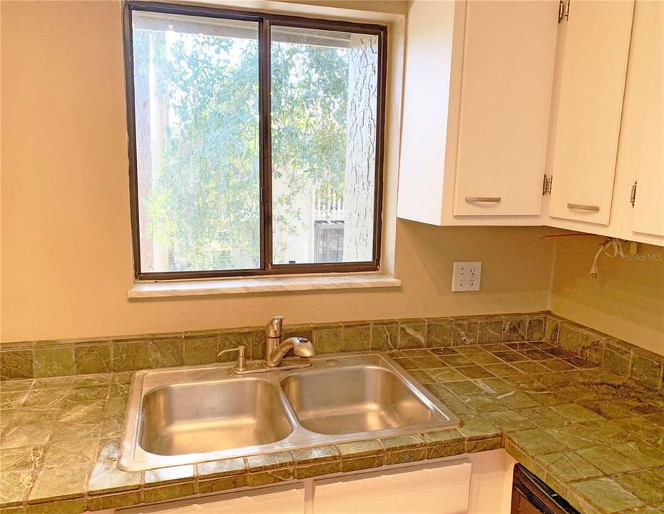 For Rent: $1,350 (2 beds, 1 baths, 768 Square Feet)