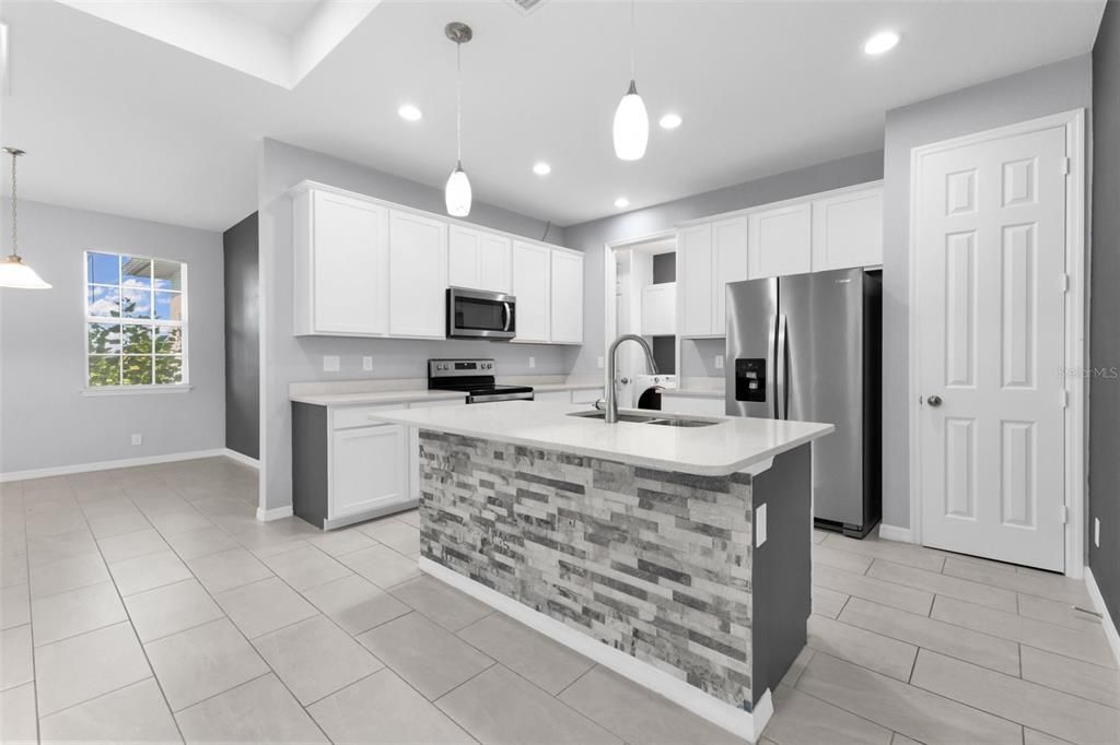 待售: $415,000 (4 贝兹, 2 浴室, 2077 平方英尺)