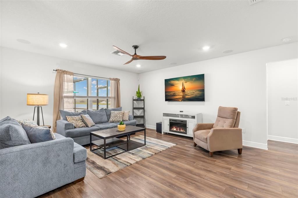 For Rent: $2,475 (4 beds, 2 baths, 1844 Square Feet)