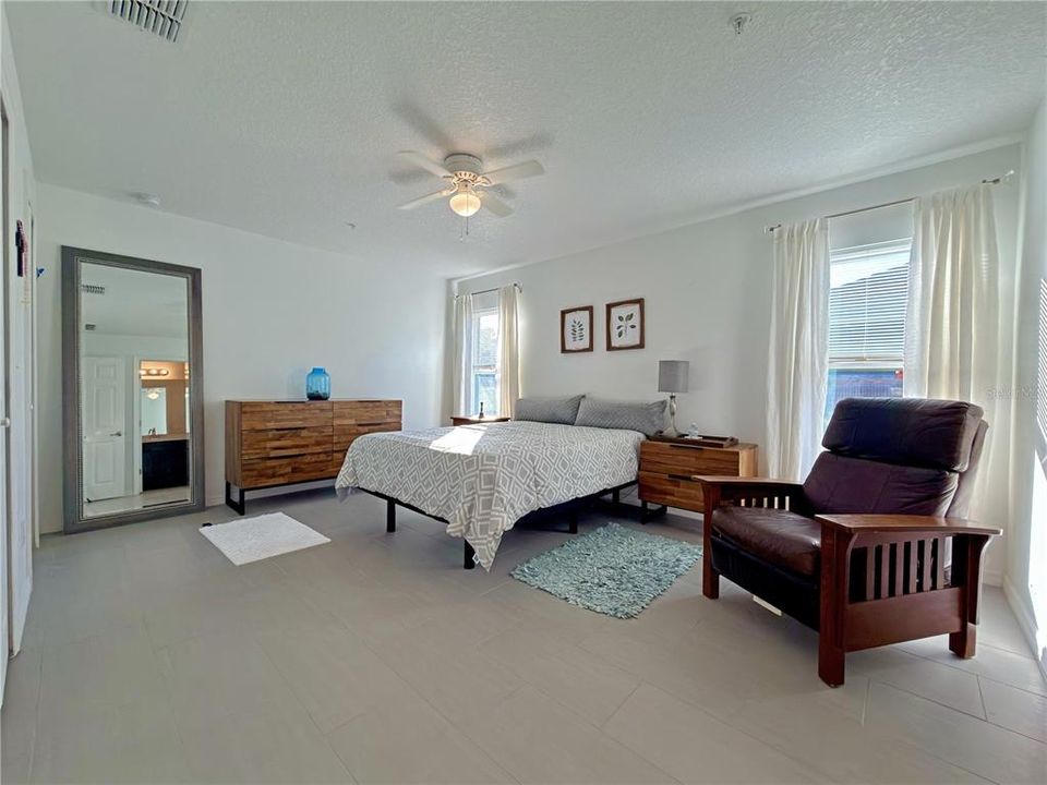 En Venta: $407,500 (4 camas, 2 baños, 1556 Pies cuadrados)