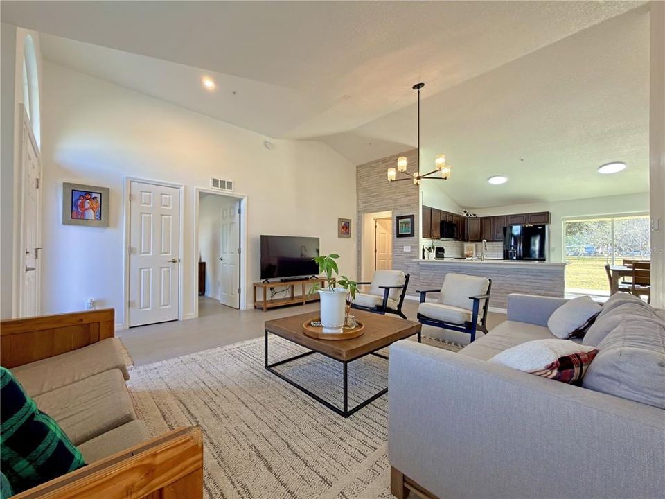 En Venta: $407,500 (4 camas, 2 baños, 1556 Pies cuadrados)