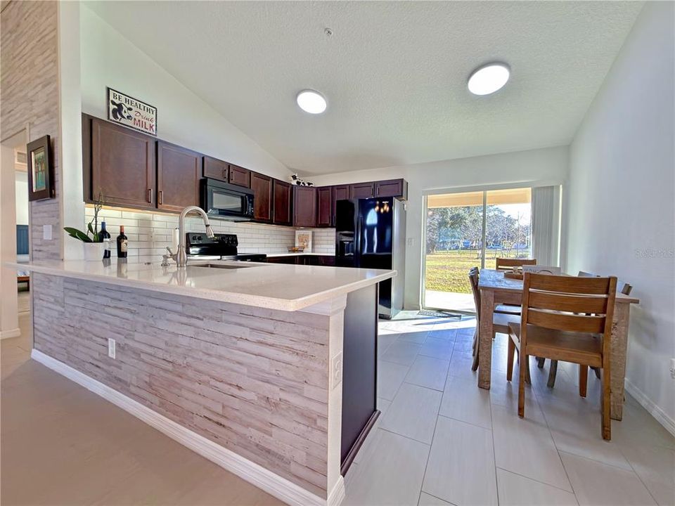 En Venta: $407,500 (4 camas, 2 baños, 1556 Pies cuadrados)