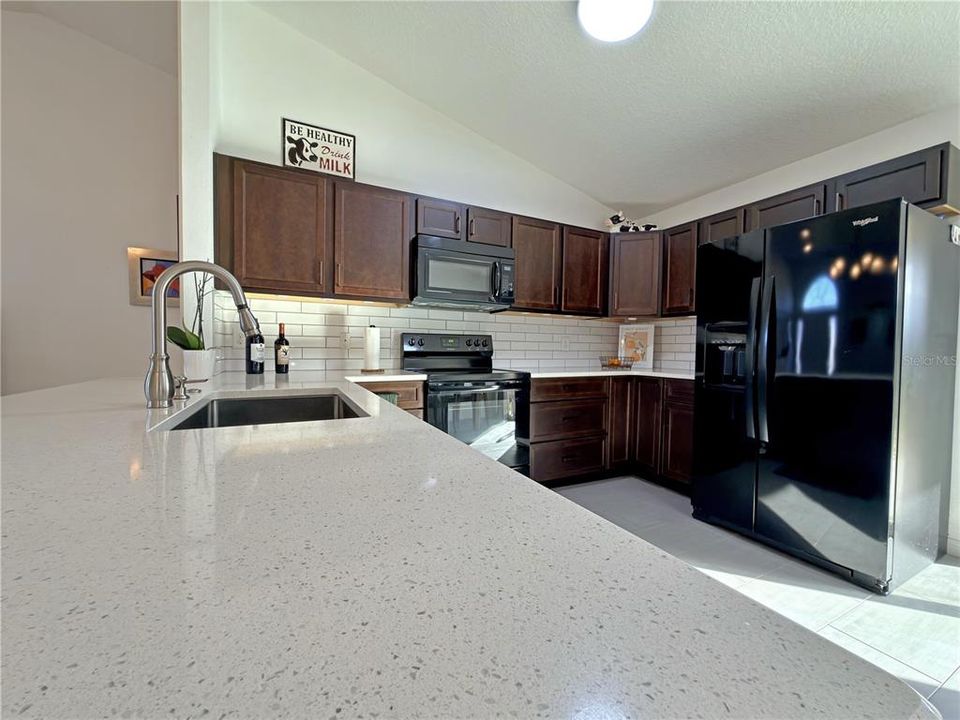 En Venta: $407,500 (4 camas, 2 baños, 1556 Pies cuadrados)