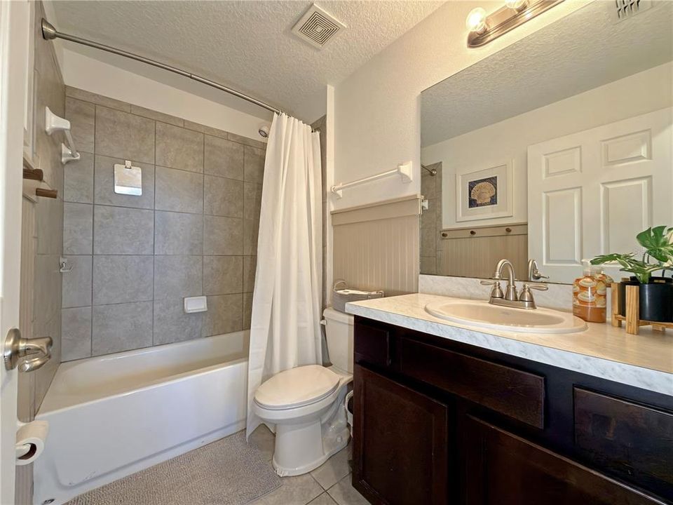 En Venta: $407,500 (4 camas, 2 baños, 1556 Pies cuadrados)