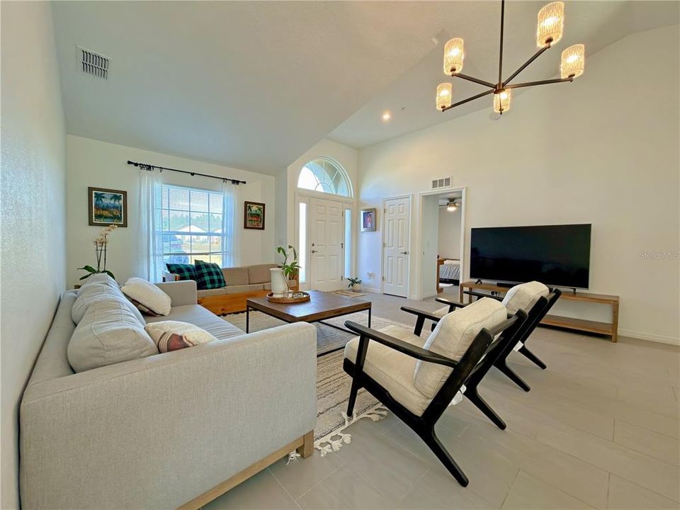 En Venta: $407,500 (4 camas, 2 baños, 1556 Pies cuadrados)