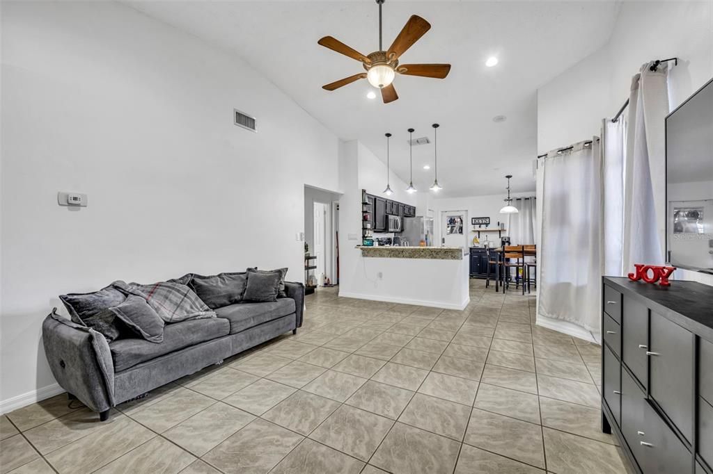 На продажу: $279,900 (3 спален, 2 ванн, 1054 Квадратных фут)