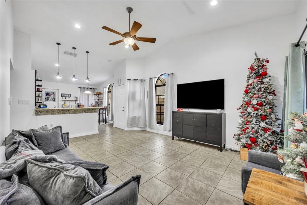 На продажу: $279,900 (3 спален, 2 ванн, 1054 Квадратных фут)