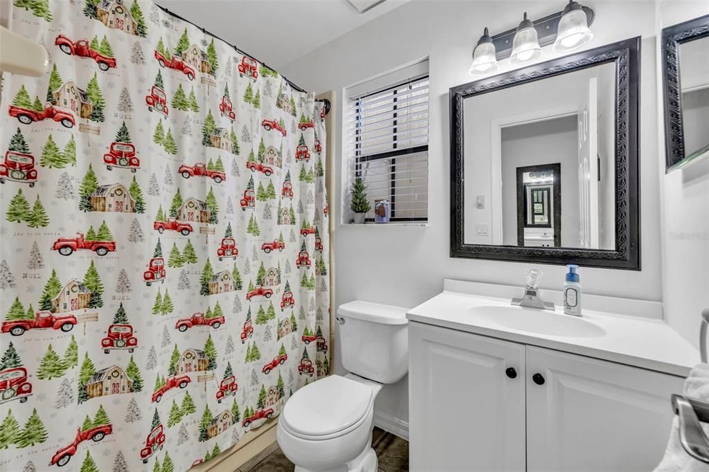 На продажу: $279,900 (3 спален, 2 ванн, 1054 Квадратных фут)