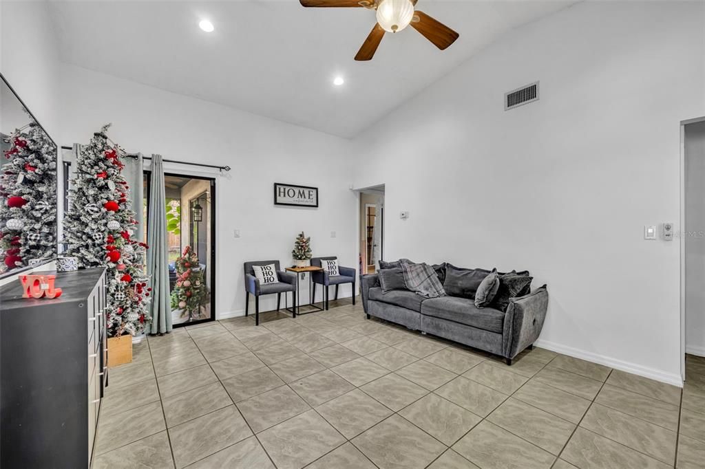 На продажу: $279,900 (3 спален, 2 ванн, 1054 Квадратных фут)