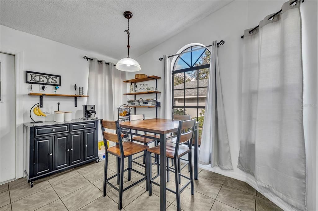 На продажу: $279,900 (3 спален, 2 ванн, 1054 Квадратных фут)