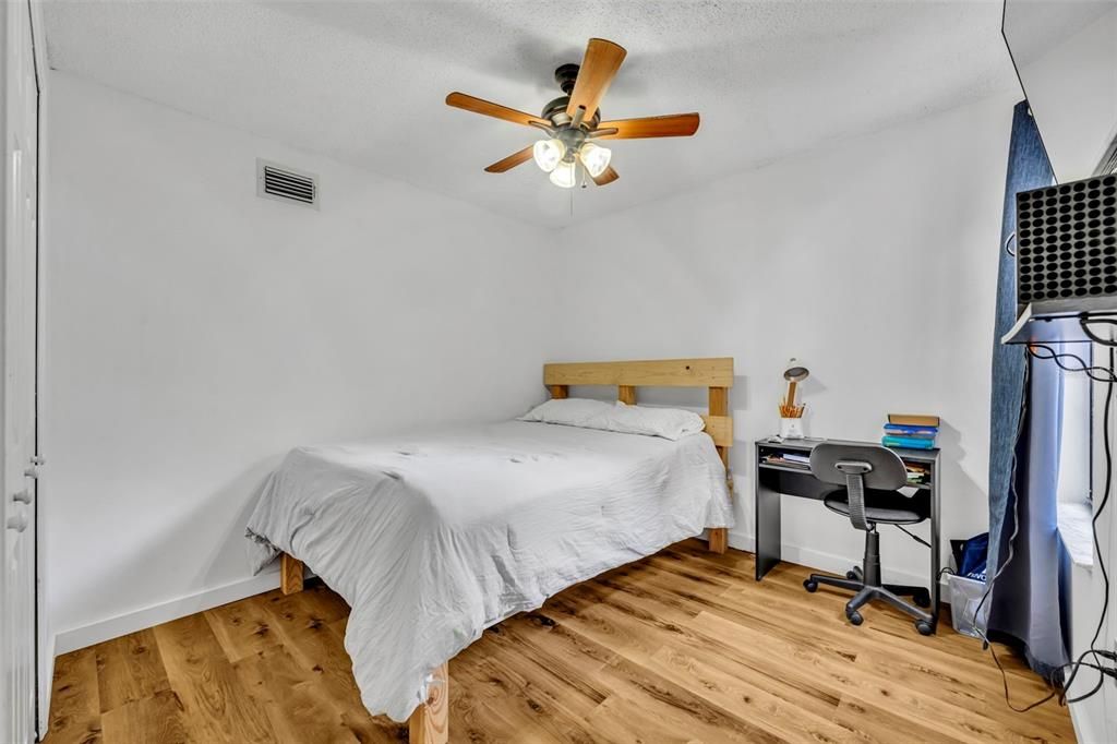 На продажу: $279,900 (3 спален, 2 ванн, 1054 Квадратных фут)