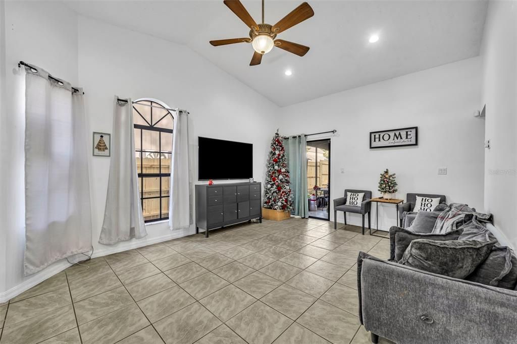 На продажу: $279,900 (3 спален, 2 ванн, 1054 Квадратных фут)