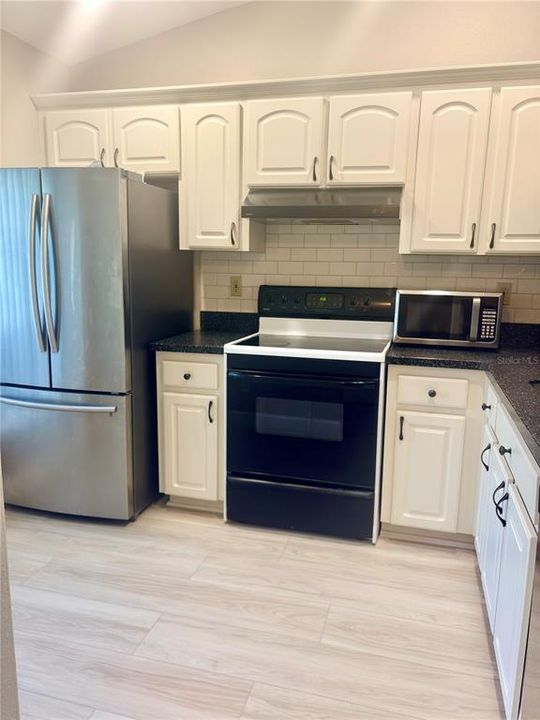 待售: $275,500 (2 贝兹, 2 浴室, 1132 平方英尺)