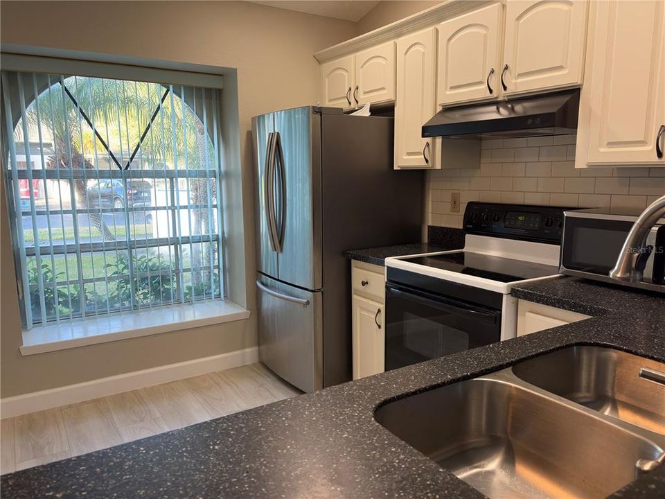 待售: $275,500 (2 贝兹, 2 浴室, 1132 平方英尺)