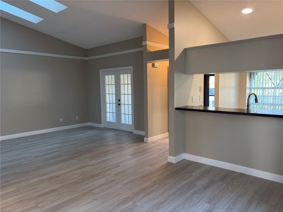 待售: $275,500 (2 贝兹, 2 浴室, 1132 平方英尺)