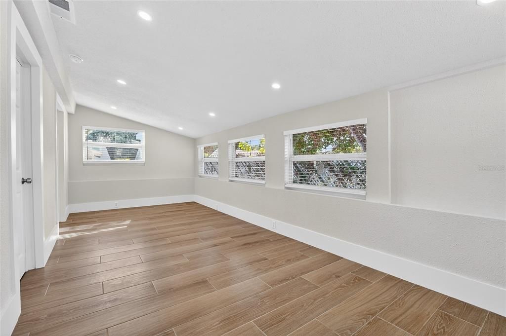 For Sale: $399,900 (2 beds, 1 baths, 974 Square Feet)