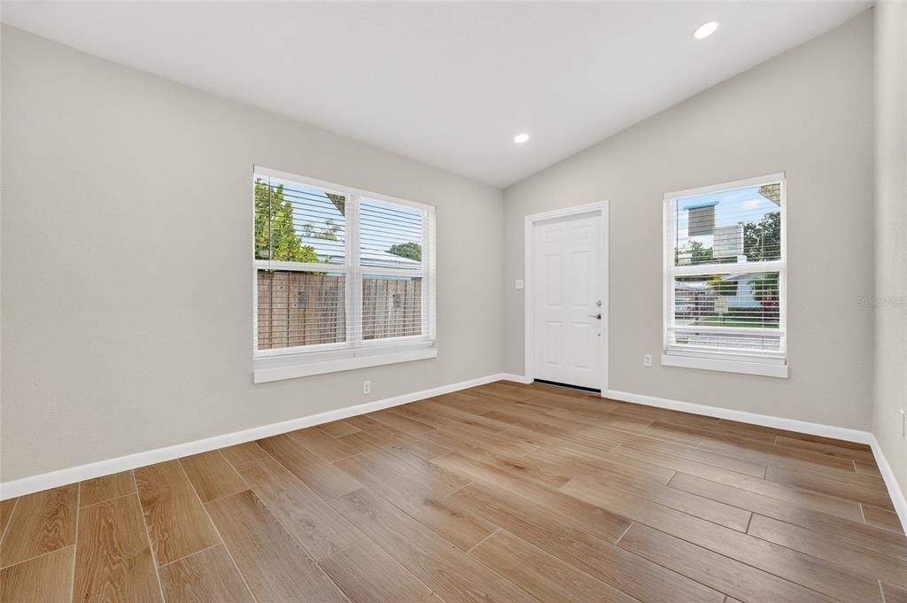 For Sale: $399,900 (2 beds, 1 baths, 974 Square Feet)