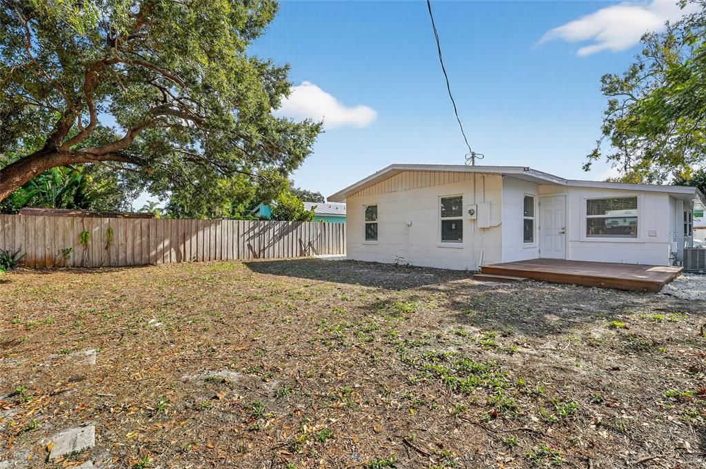 For Sale: $399,900 (2 beds, 1 baths, 974 Square Feet)