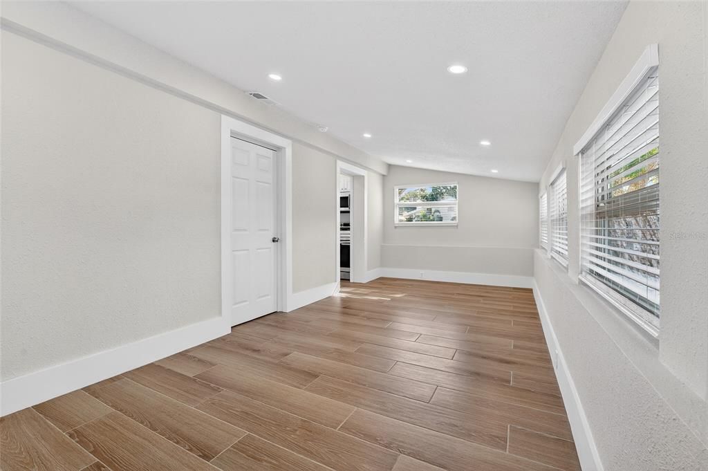 For Sale: $399,900 (2 beds, 1 baths, 974 Square Feet)