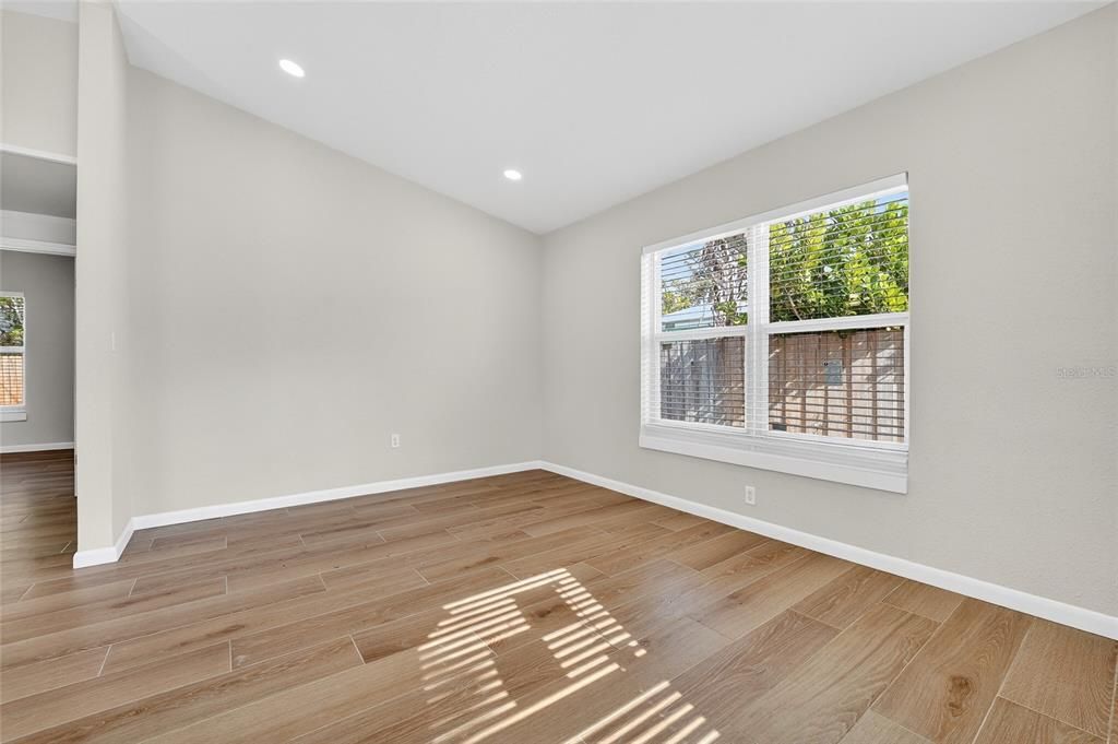 For Sale: $399,900 (2 beds, 1 baths, 974 Square Feet)