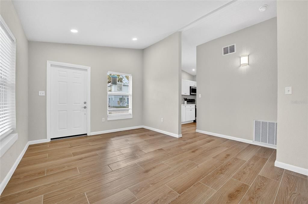 For Sale: $399,900 (2 beds, 1 baths, 974 Square Feet)