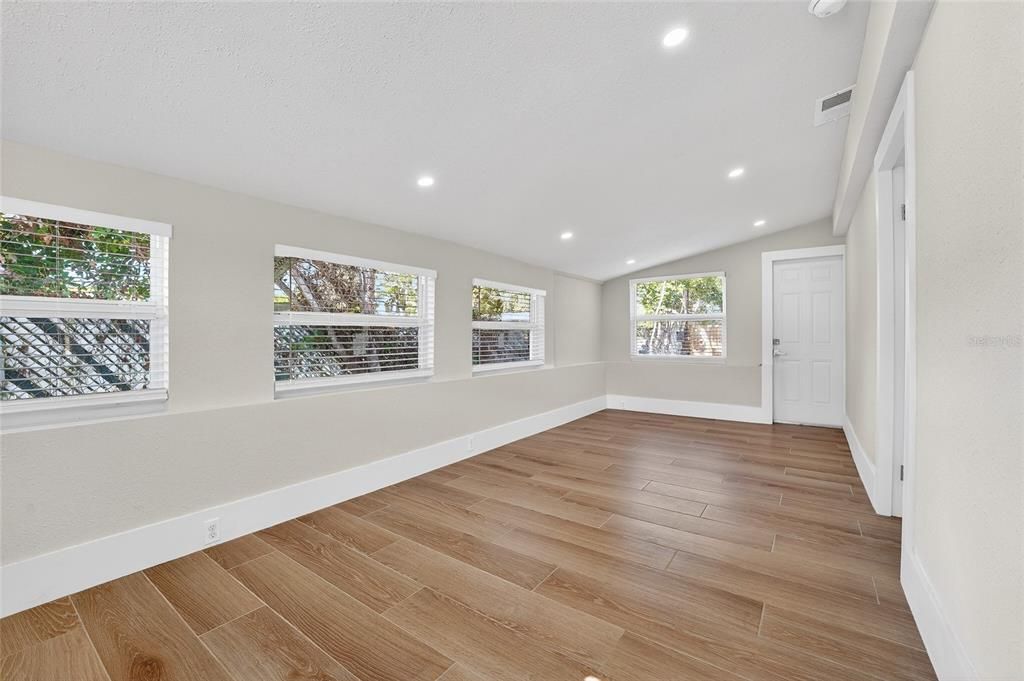 For Sale: $399,900 (2 beds, 1 baths, 974 Square Feet)