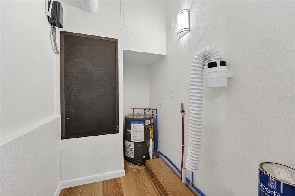 For Sale: $399,900 (2 beds, 1 baths, 974 Square Feet)