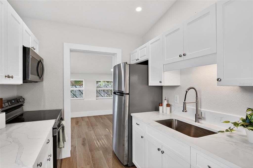 For Sale: $399,900 (2 beds, 1 baths, 974 Square Feet)