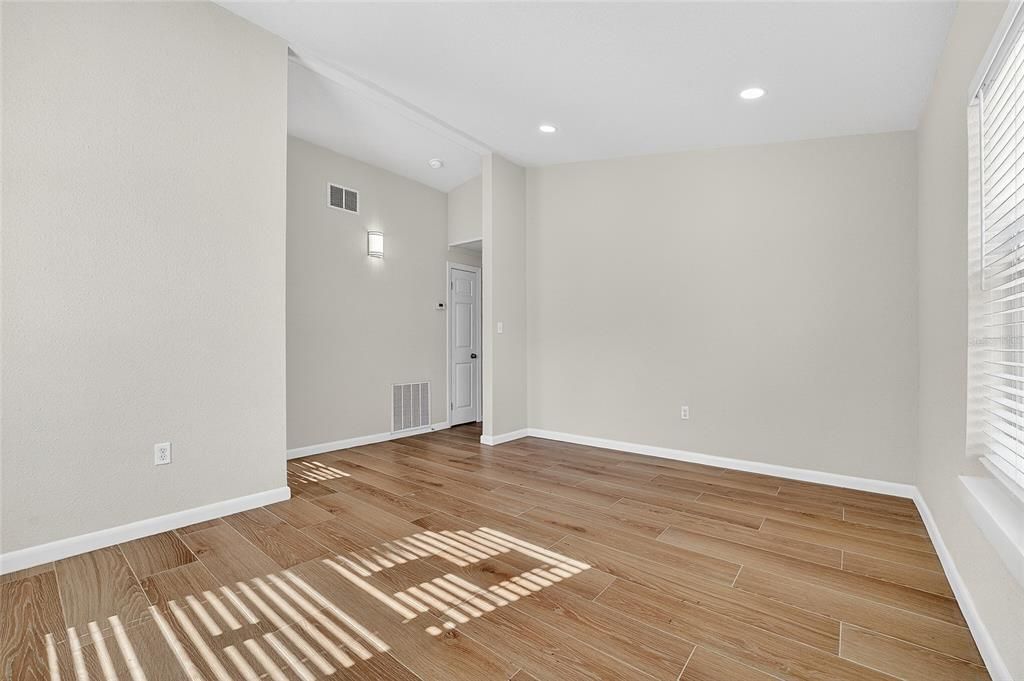 For Sale: $399,900 (2 beds, 1 baths, 974 Square Feet)