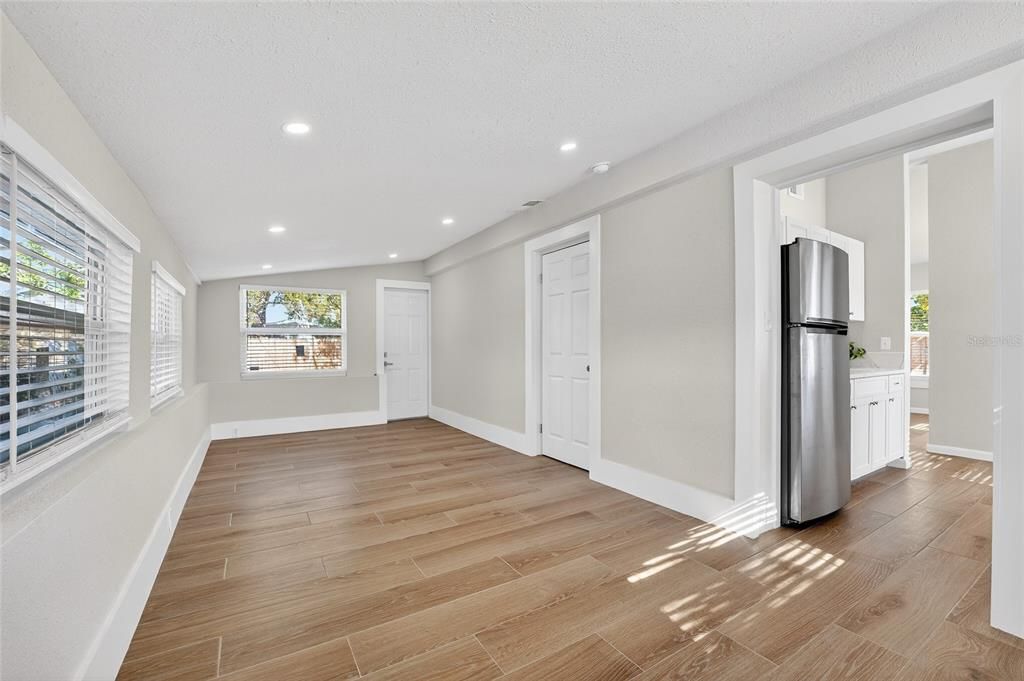 For Sale: $399,900 (2 beds, 1 baths, 974 Square Feet)