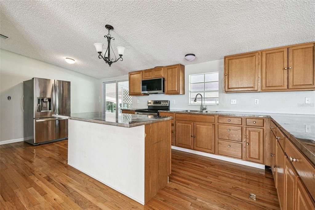 For Sale: $400,000 (4 beds, 2 baths, 1976 Square Feet)