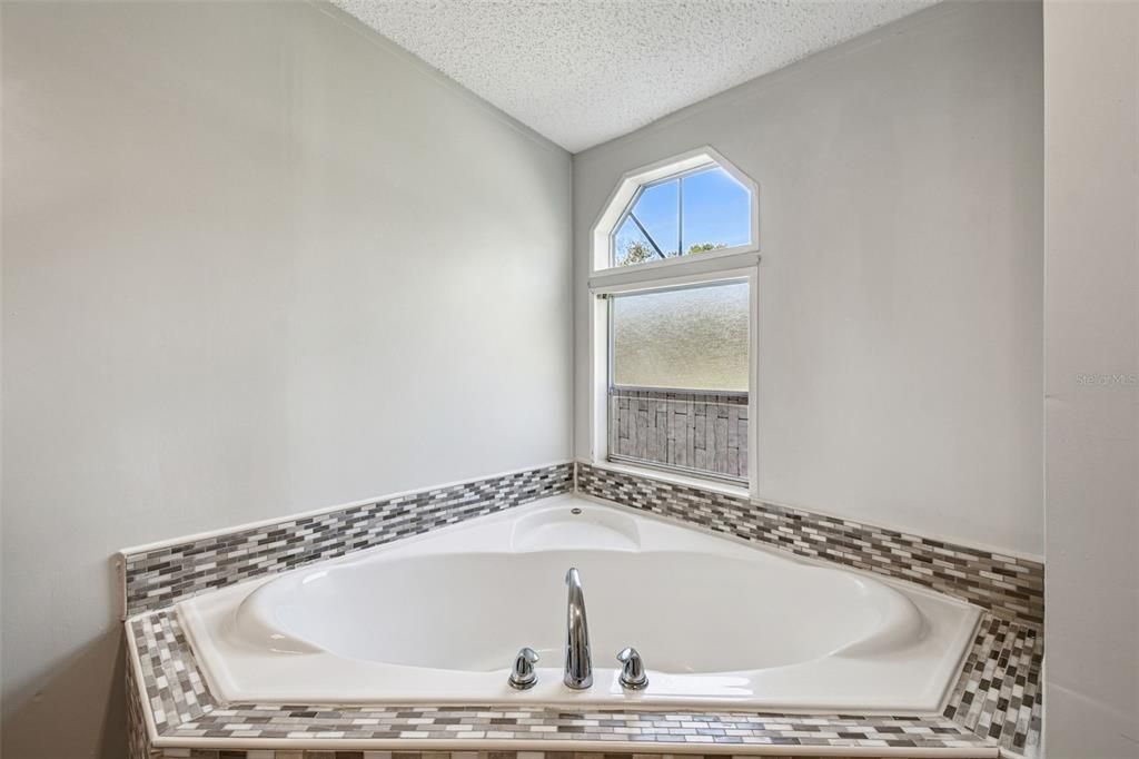 For Sale: $400,000 (4 beds, 2 baths, 1976 Square Feet)