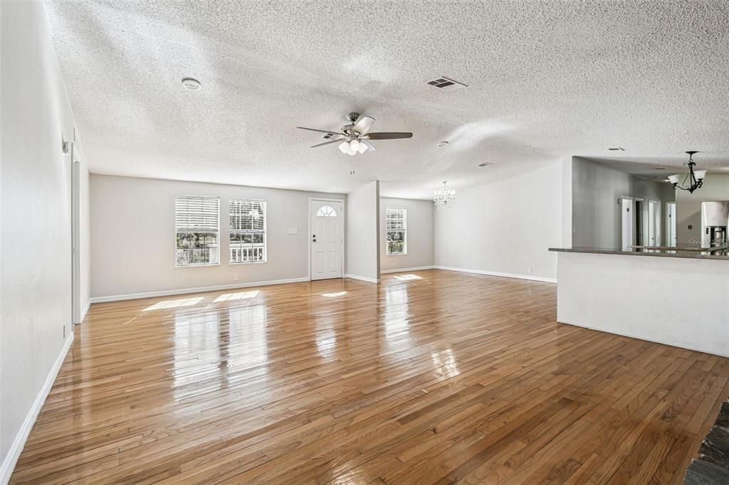 For Sale: $400,000 (4 beds, 2 baths, 1976 Square Feet)