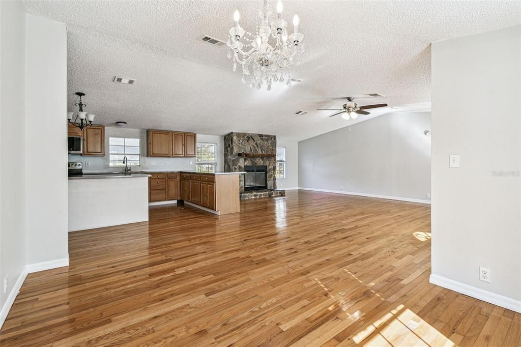 For Sale: $400,000 (4 beds, 2 baths, 1976 Square Feet)