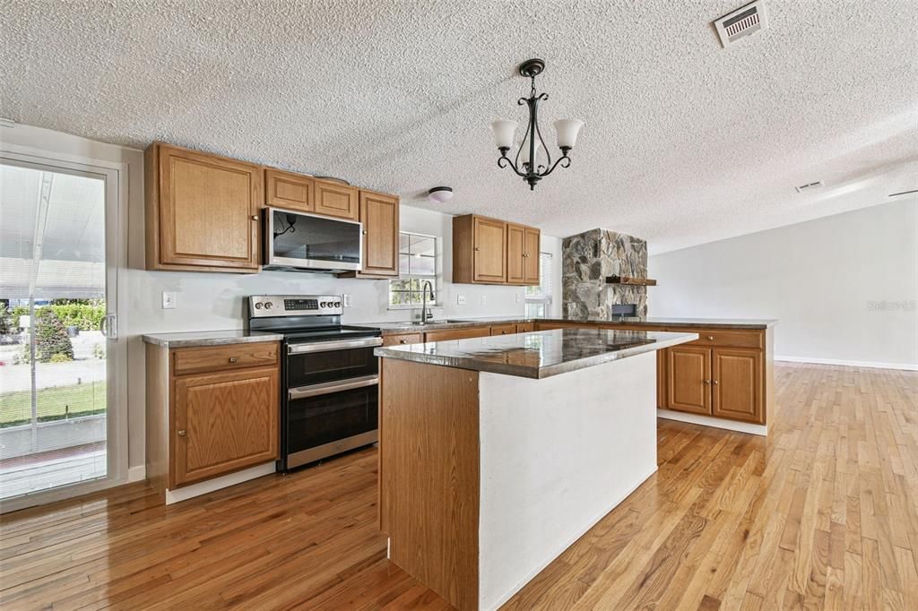 For Sale: $400,000 (4 beds, 2 baths, 1976 Square Feet)