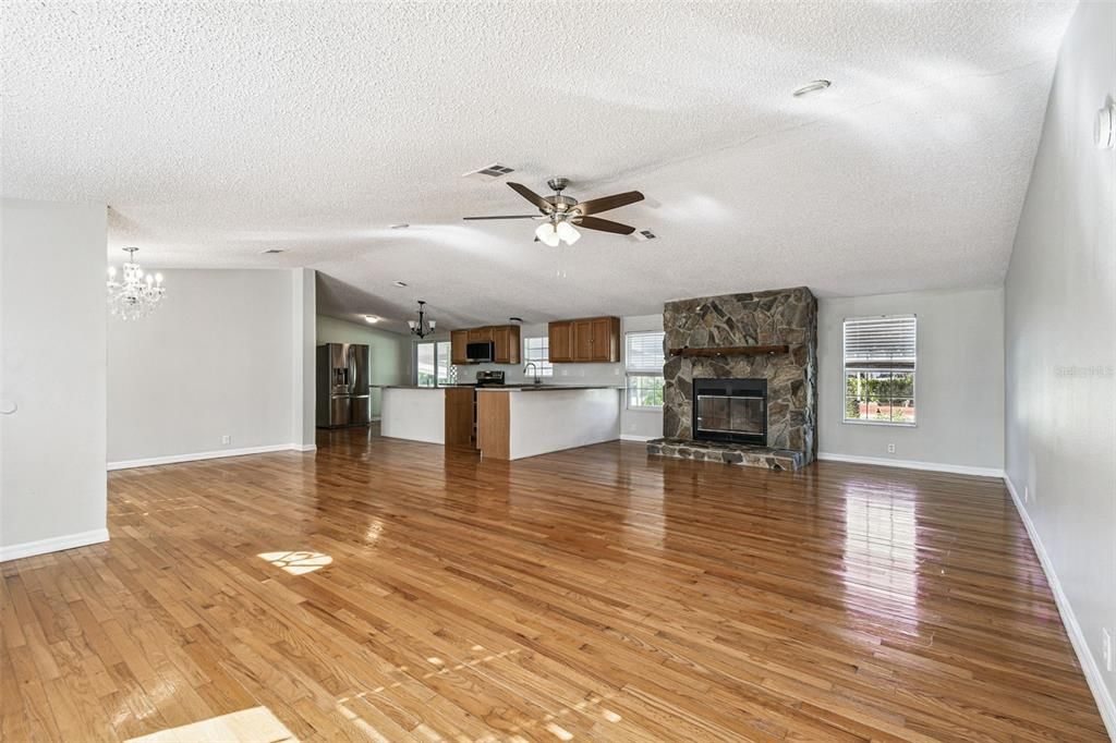 For Sale: $400,000 (4 beds, 2 baths, 1976 Square Feet)