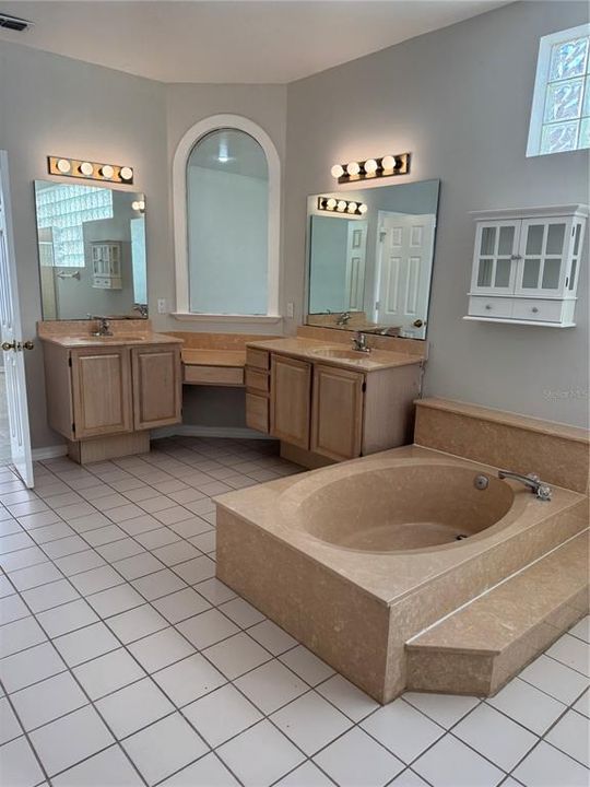 For Rent: $2,400 (4 beds, 2 baths, 2815 Square Feet)