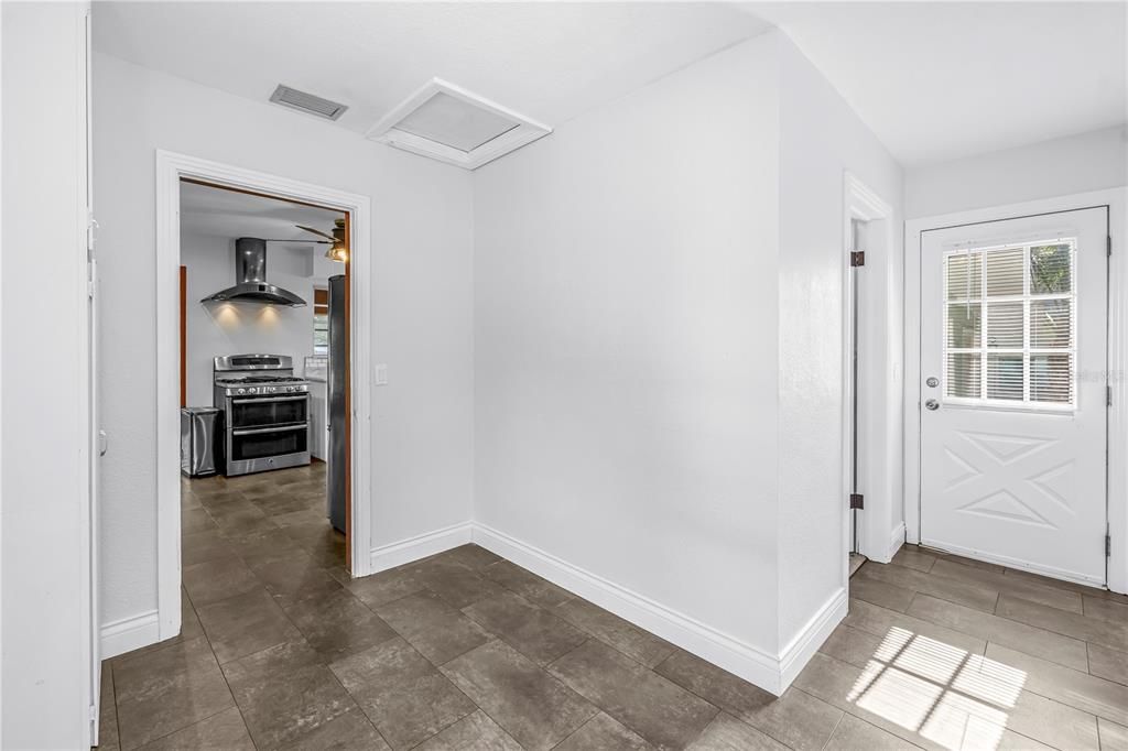 待售: $450,000 (2 贝兹, 2 浴室, 1730 平方英尺)