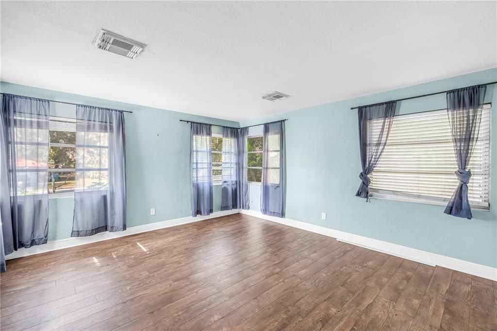 待售: $450,000 (2 贝兹, 2 浴室, 1730 平方英尺)