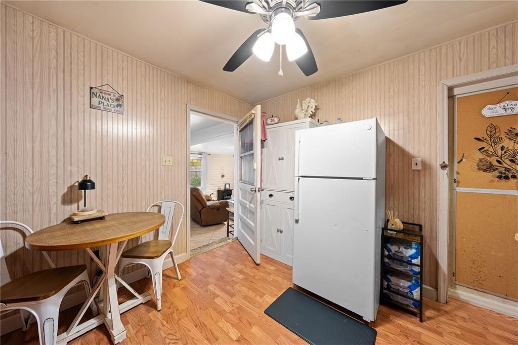 For Sale: $175,000 (1 beds, 1 baths, 696 Square Feet)