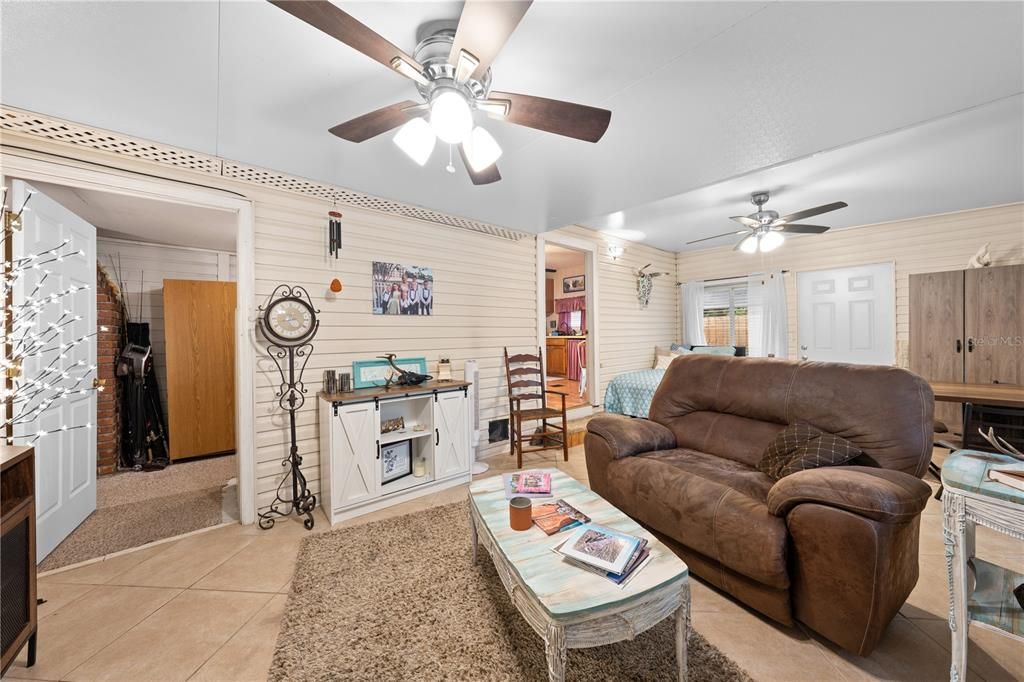 For Sale: $175,000 (1 beds, 1 baths, 696 Square Feet)