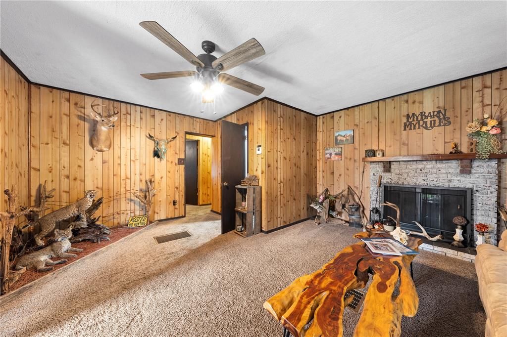 For Sale: $175,000 (1 beds, 1 baths, 696 Square Feet)