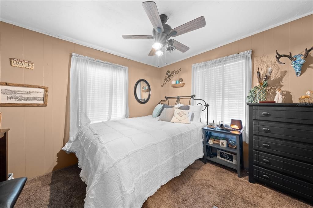 For Sale: $175,000 (1 beds, 1 baths, 696 Square Feet)