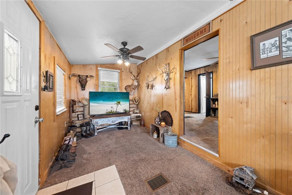 For Sale: $175,000 (1 beds, 1 baths, 696 Square Feet)