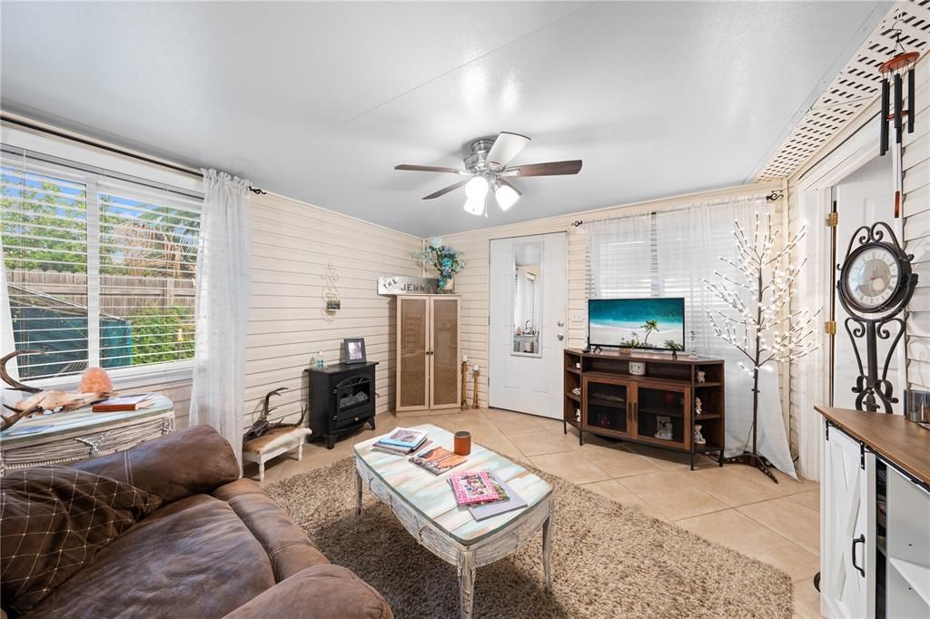 For Sale: $175,000 (1 beds, 1 baths, 696 Square Feet)