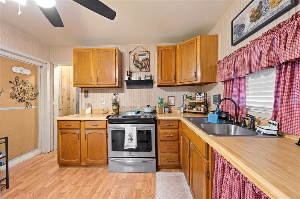 For Sale: $175,000 (1 beds, 1 baths, 696 Square Feet)