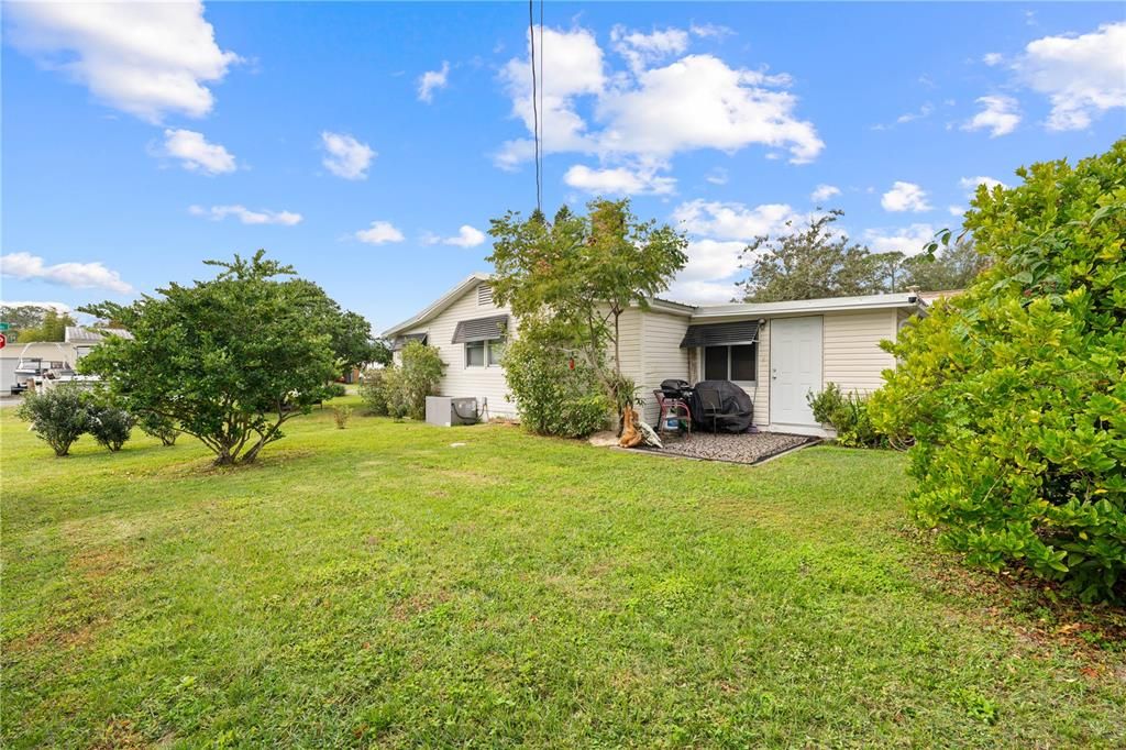 For Sale: $175,000 (1 beds, 1 baths, 696 Square Feet)